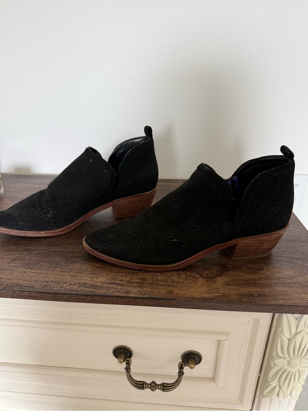 Lucky Brand Black Perforated Suede V-Cut Ankle Booties 9 - Picture 5 of 6